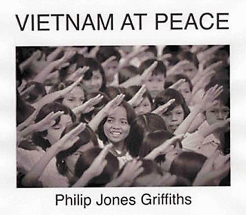 Бумажная книга «Philip Jones Griffiths : Viet Nam At Peace», автор Филип Джонс Гриффитс - фото №1