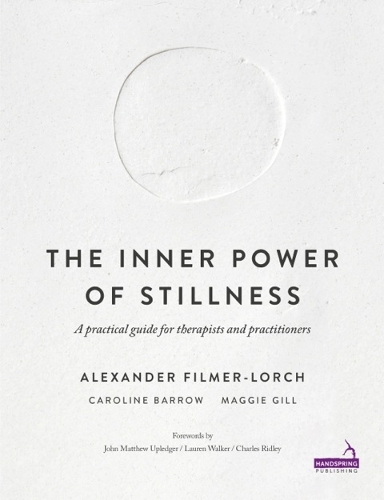 Бумажная книга «The Inner Power of Stillness: A Practical Guide for Therapists and Practitioners», авторов Александр Фильмер-Лорх, Кэролайн Барроу, Мэгги Гилл - фото №1