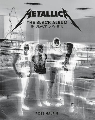 Бумажная книга «Metallica: The Black Album In Black & White», автор Росс Халфин - фото №1