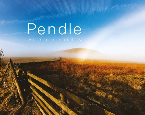 Паперова книга «Pendle: Witch Country», автор Аластер Лі - фото №1