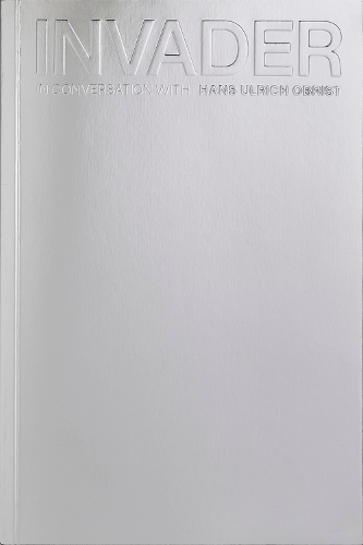 Паперова книга «INVADER: In Conversation with Hans Ulrich Obrist», автор Ганс Ульріх Обріст - фото №1