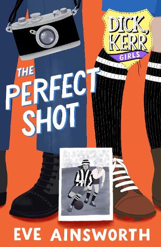 Бумажная книга «The Perfect Shot: Dick, Kerr Girls», автор Ева Эйнсворт - фото №1