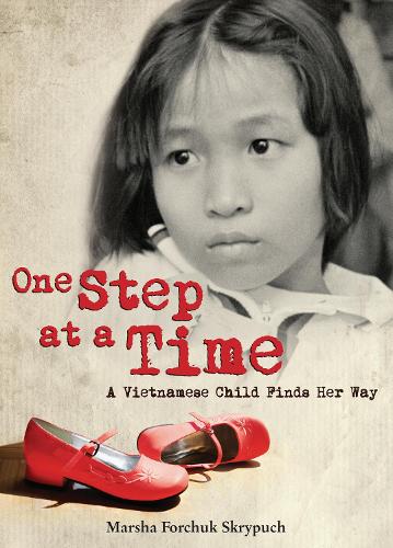 Паперова книга «One Step at a Time: A Vietnamese Child Finds Her Way», автор Марша Форчук Скрипуч - фото №1