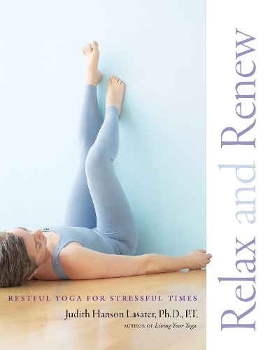 Паперова книга «Relax and Renew: Restful Yoga for Stressful Times», автор Джудіт Хансон Ласатер - фото №1