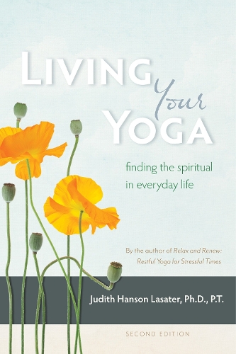 Паперова книга «Living Your Yoga: Finding the Spiritual in Everyday Life», автор Джудіт Хансон Ласатер - фото №1
