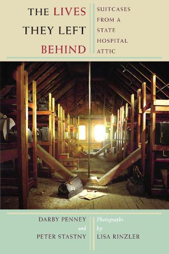Бумажная книга «The Lives They Left Behind: Suitcases from a State Hospital Attic», авторов Дарби Пенни, Питер Стастни - фото №1
