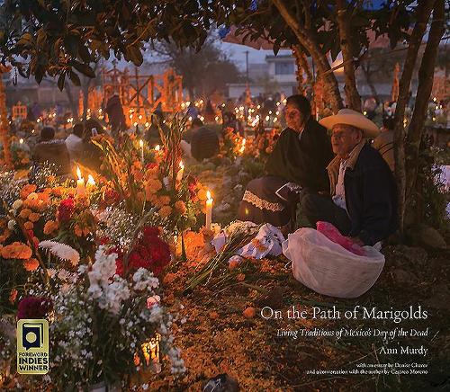 Бумажная книга «On the Path of the Marigolds: Living Traditions of Mexico’s Day of the Dead», автор Энн Мэрди - фото №1