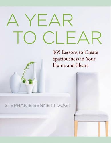Паперова книга «A Year to Clear: 365 Lessons to Create Spaciousness in Your Home and Heart», автор Стефані Беннетт Фогт - фото №1