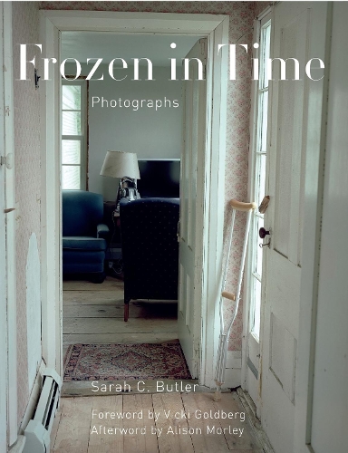 Бумажная книга «Frozen in Time: Photographs», автор Сара К. Батлер - фото №1