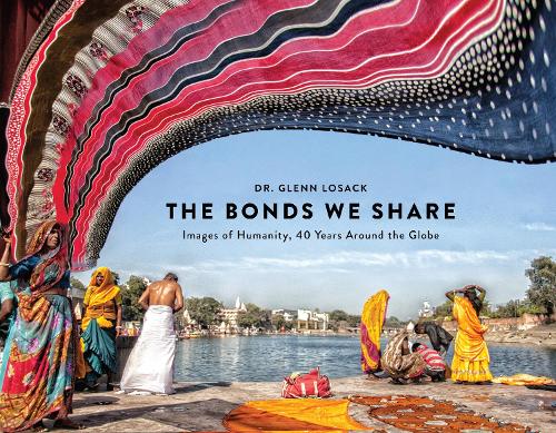 Бумажная книга «The Bonds We Share: Images of Humanity, 40 Years Around the Globe», автор Гленн Лосак - фото №1