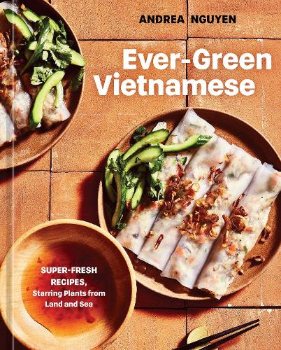 Бумажная книга «Ever-Green Vietnamese: Super-Fresh Recipes, Starring Plants from Land and Sea», автор Андреа Нгуен - фото №1