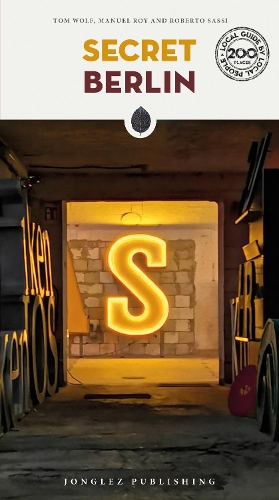 Паперова книга «Secret Berlin Guide: A guide to the unusual and unfamiliar», авторів Мануель Рой, Роберто Сассі, Том Вулф - фото №1