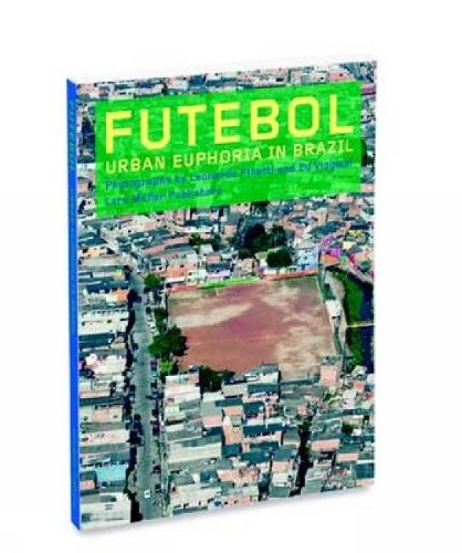 Бумажная книга «Futebol: Urban Euphoria in Brazil», авторов Эд Виджиани, Леонардо Финотти - фото №1