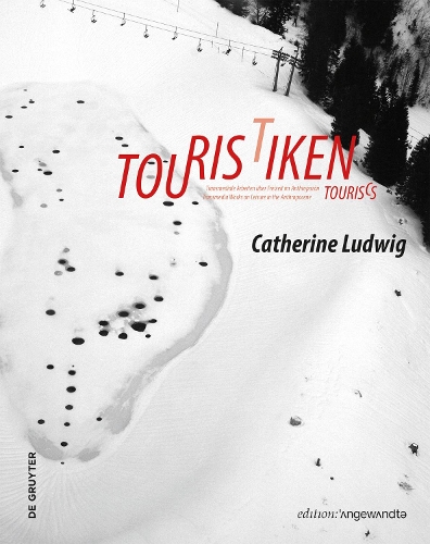 Бумажная книга «TOURISTIKEN/TOURISCS: Transmediale Arbeiten über Freizeit im Anthropozän / Transmedia Works on Leisure in the Anthropocene», автор Катрин Людвиг - фото №1