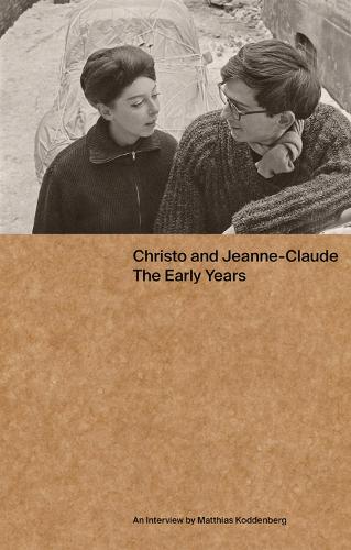 Бумажная книга «Christo and Jeanne-Claude: The Early Years: An Interview by Matthias Koddenberg», автор Маттиас Кодденберг - фото №1