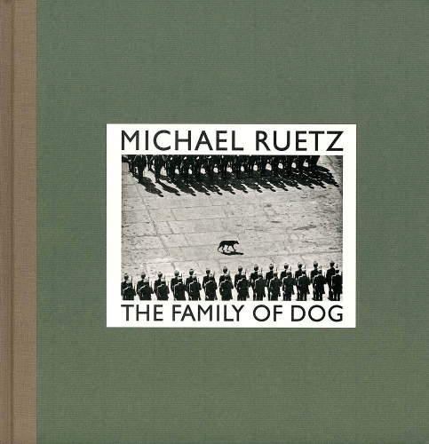 Бумажная книга «Michael Ruetz: The Family of Dog», автор Майкл Рютц - фото №1
