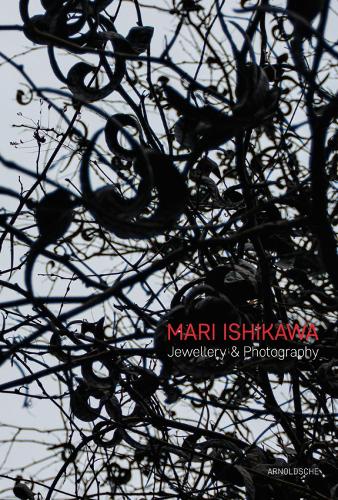 Паперова книга «Mari Ishikawa: Jewellery & Photography. Where does the Parallel World Exist?», авторів Габріелла Захаріас-Дофф, Йорунн Вейтеберг, Моніка Фан, Отто Кюнцлі - фото №1
