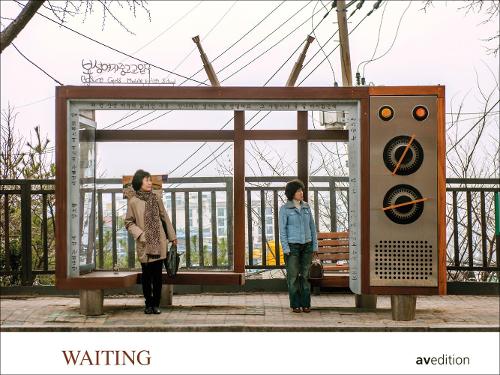 Паперова книга «Waiting: People in Transit», автор Дітер Ляйстнер - фото №1
