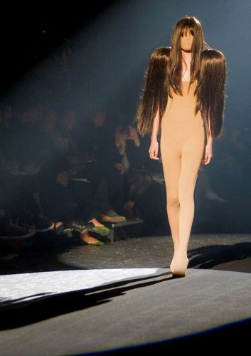 Бумажная книга «Catwalk: The Art of the Fashion Show A—Z», авторов Йенс Бальцер, Йохен Айзенбранд, Катарина Кравчик - фото №1