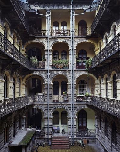 Бумажная книга «Yves Marchand/Romain Meffre: Budapest Courtyards», авторов Ромен Меффре, Ив Маршан - фото №1