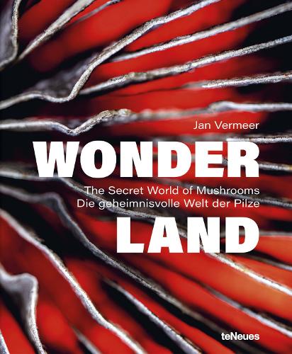 Бумажная книга «Wonderland: The Secret World of Mushrooms», автор Ян Вермеер - фото №1