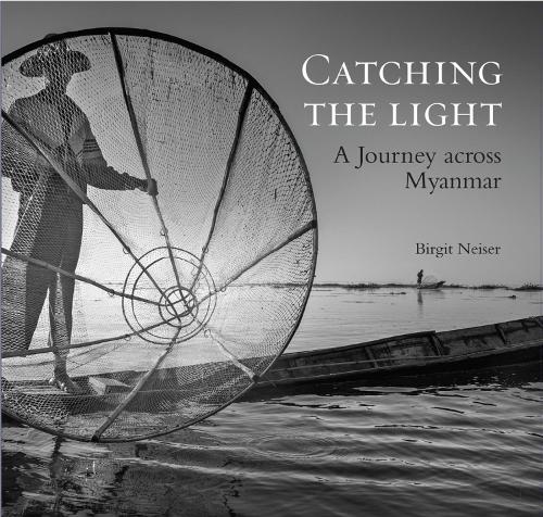 Паперова книга «Catching the Light: A Journey Across Myanmar», автор Бірґіт Найзер - фото №1