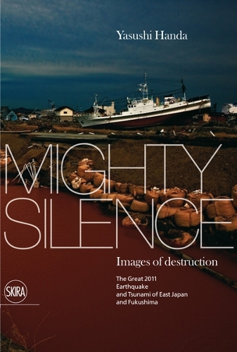 Паперова книга «Mighty Silence : Images of Destruction: The Great 2011 Earthquake and Tsunami of East Japan and Fukushima», автор Ясусі Ханда - фото №1