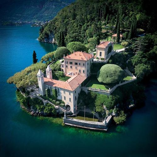 Бумажная книга «Hidden Italy: Unveiling Art, Nature and Cultural Heritage», автор FAI - Итальянский фонд окружающей среды - фото №1