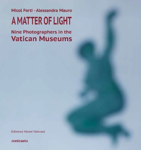 Паперова книга «A Matter of Light: Nine Photographers in the Vatican Museum», авторів Алессандра Мауро, Міколь Форті - фото №1