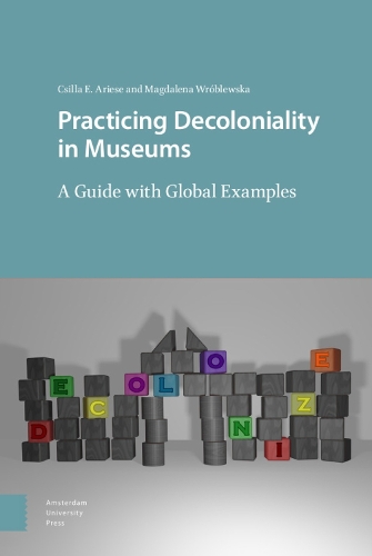 Бумажная книга «Practicing Decoloniality in Museums: A Guide with Global Examples», авторов Ксилла Ариес, Магдалена Врублевска - фото №1