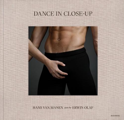 Бумажная книга «Dance in Close-Up: Hans van Manen seen by Erwin Olaf», автор Эрвин Олаф - фото №1