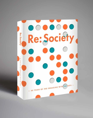 Паперова книга «Re: Society: 40 Years of ING Engaging with the Arts», авторів Еріка Шіозакі, Конрад Шиллер, Ральф Хамерс, Санне тен Брінк - фото №1