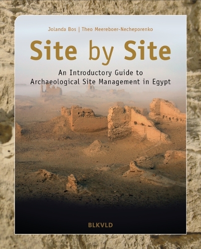 Бумажная книга «Site by site: An introductory guide to archaeological site management in Egypt», авторов Джоланда Бос, Тео Мееребур-Нечепоренко - фото №1