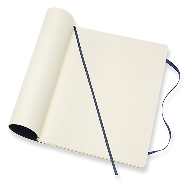 «Блокнот Moleskine Classic большой нелинованный сапфир (QP623B20)», бренда Moleskine - фото №1