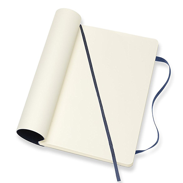  «Блокнот Moleskine Classic средний нелинованный сапфир (QP618B20)», бренда Moleskine - фото №1