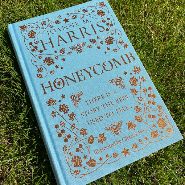 Бумажная книга «Honeycomb», автор Джоан Харрис - фото №1