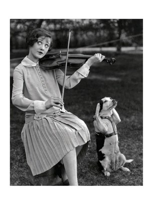 «Листівка Скрипачка та песик (BW003)», бренда Artistic Card - фото №1