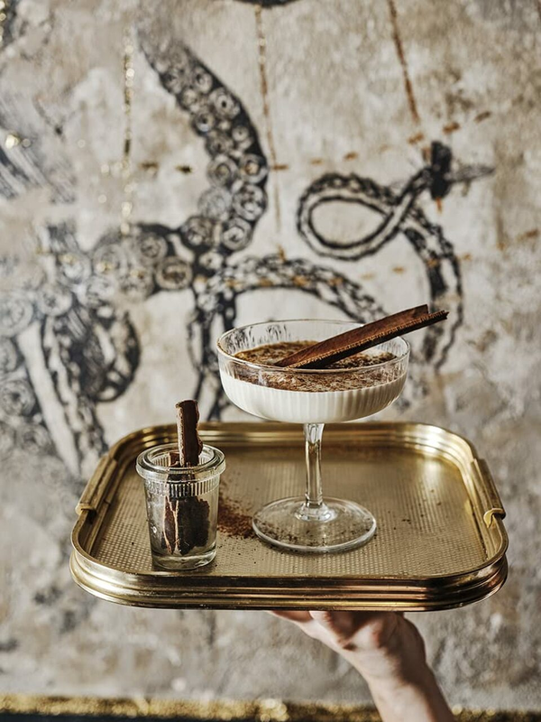 Паперова книга «The Alchemist Cocktail Book. Master the dark arts of mixology» - фото №1