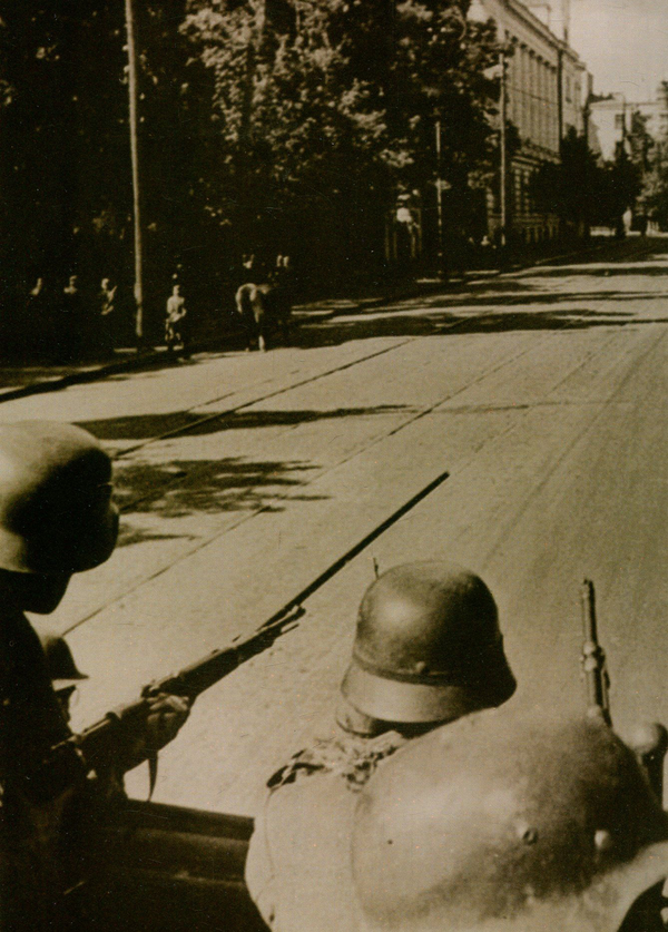 Бумажная книга «Під двома окупаціями. Спогади і документи (1920-ті - 1940-ві рр.)», автор Николай Величкивский - фото №1