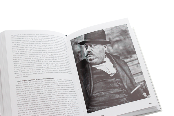 Бумажная книга «Photo Icons. 50 Landmark Photographs and Their Stories», автор Майкл Кецле - фото №1