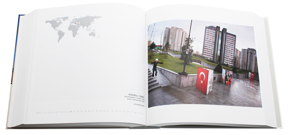 Бумажная книга «Magnum Atlas. Around the World in 365 Photos from the Magnum Archive» - фото №1