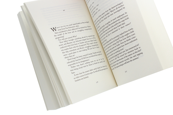 Бумажная книга «The Devil and the Dark Water», автор Стюарт Тертон - фото №1