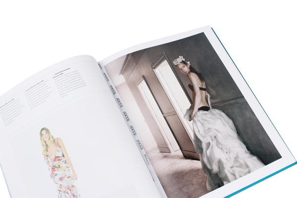 Паперова книга «Vogue. The Gown», автор Джо Еллісон - фото №1