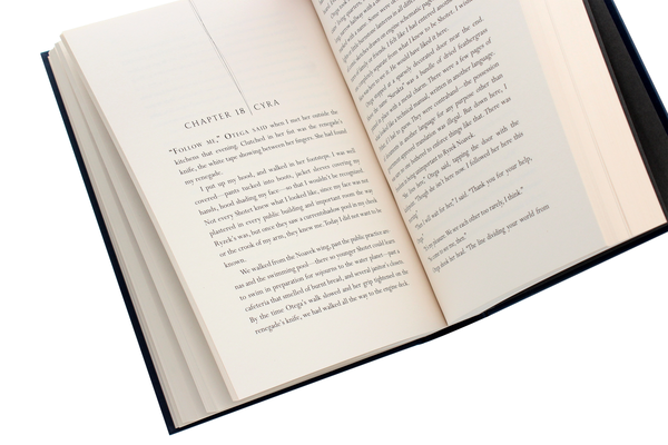 Бумажная книга «Carve the Mark», автор Вероника Рот - фото №1