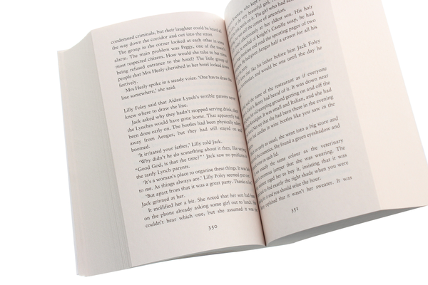 Бумажная книга «Circle Of Friends», автор Мейв Бинчи - фото №1