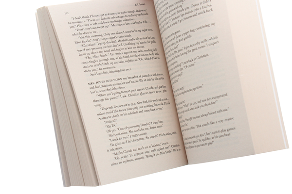 Паперова книга «Fifty Shades Darker. Official Movie Tie-in Edition, Includes Bonus Material», автор Е. Л. Джеймс - фото №1