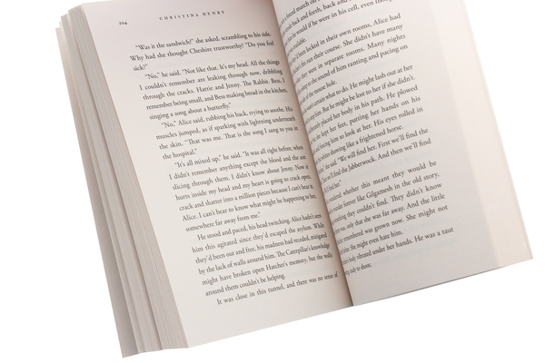 Паперова книга «Alice», автор Крістіна Генрі - фото №1