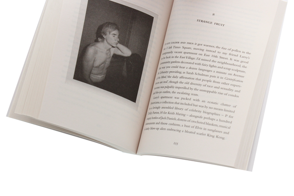 Паперова книга «The Lonely City. Adventures in the Art of Being Alone», автор Олівія Ленґ - фото №1