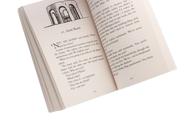 Паперова книга «A Wrinkle in Time», автор Мадлен Л'Енгл - фото №1