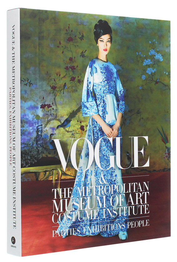 Бумажная книга «Vogue and the Metropolitan Museum of Art Costume Institute: Updated Edition», авторов Хлоя Малле, Хамиш Боулз - фото №1